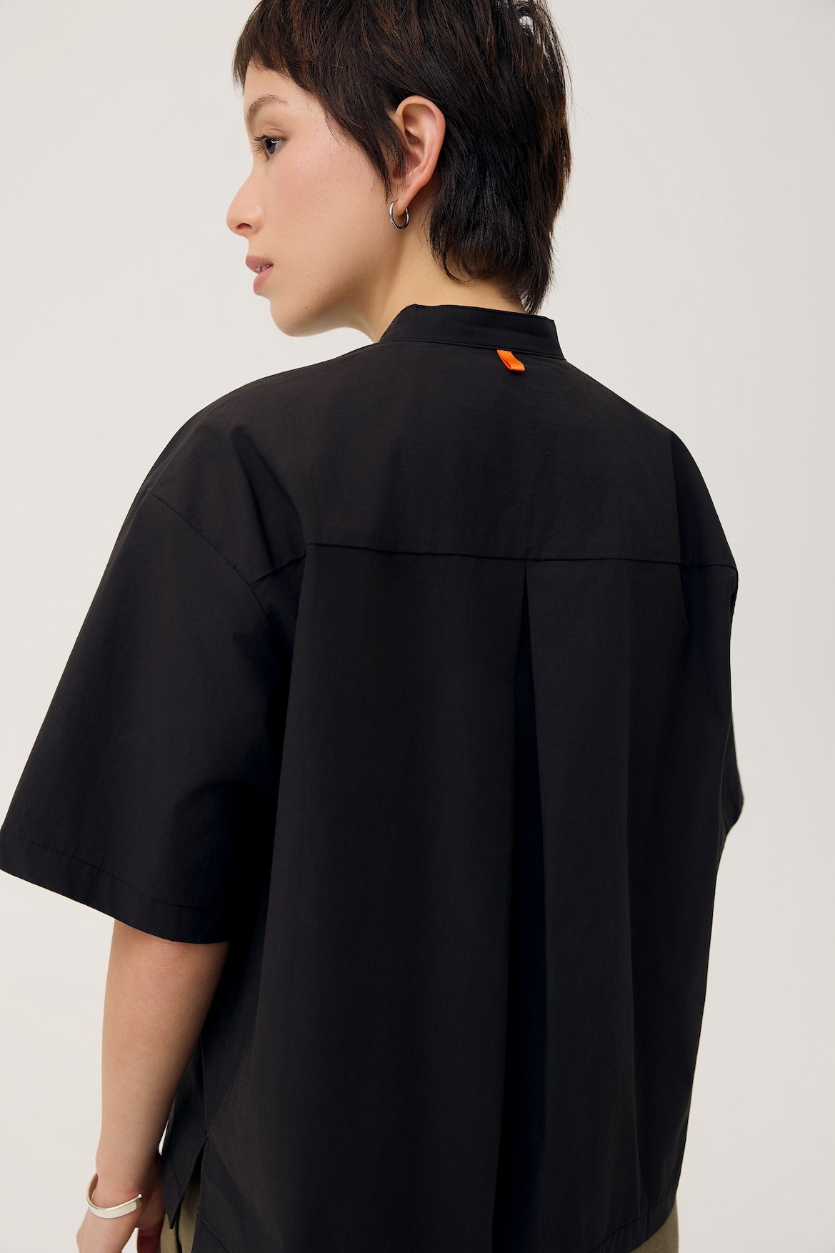 UTSURO CROP SHIRT IN TONER BLACK