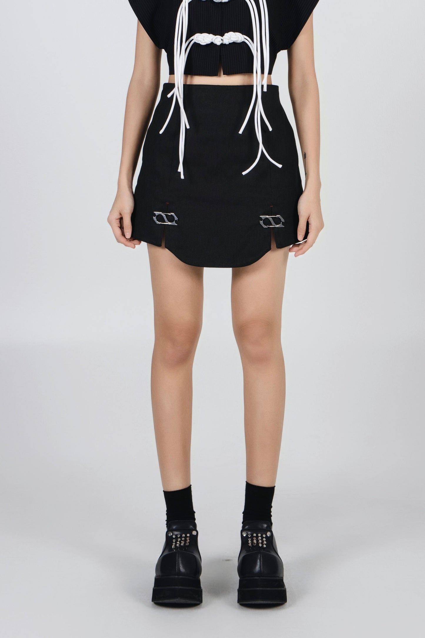 NOIZ N6SK1 ‘S’ BUCKLE DENIM MINI SKIRT