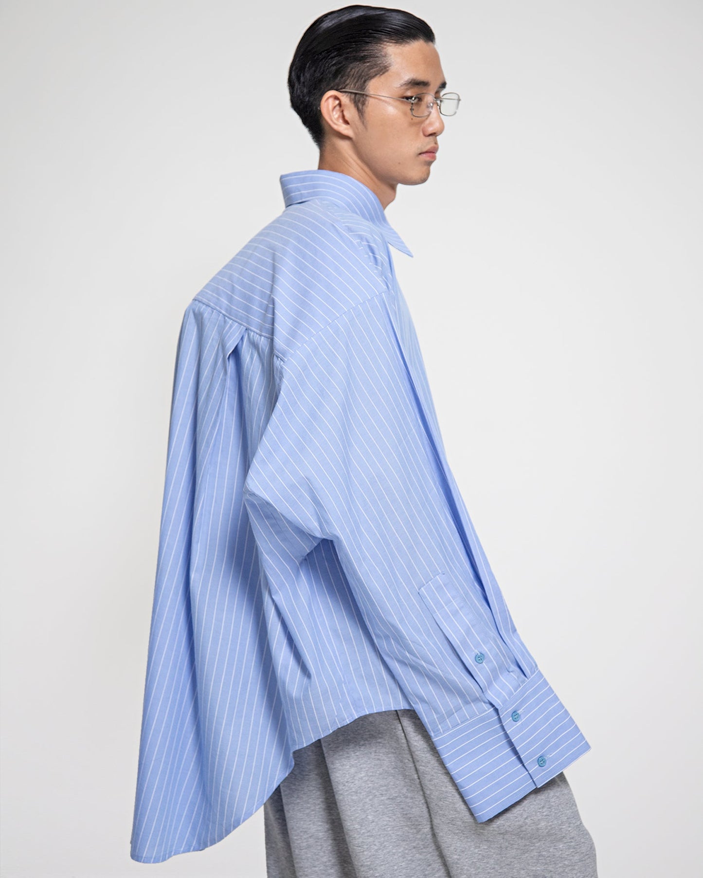 Kemeja Jalur Biru Putih