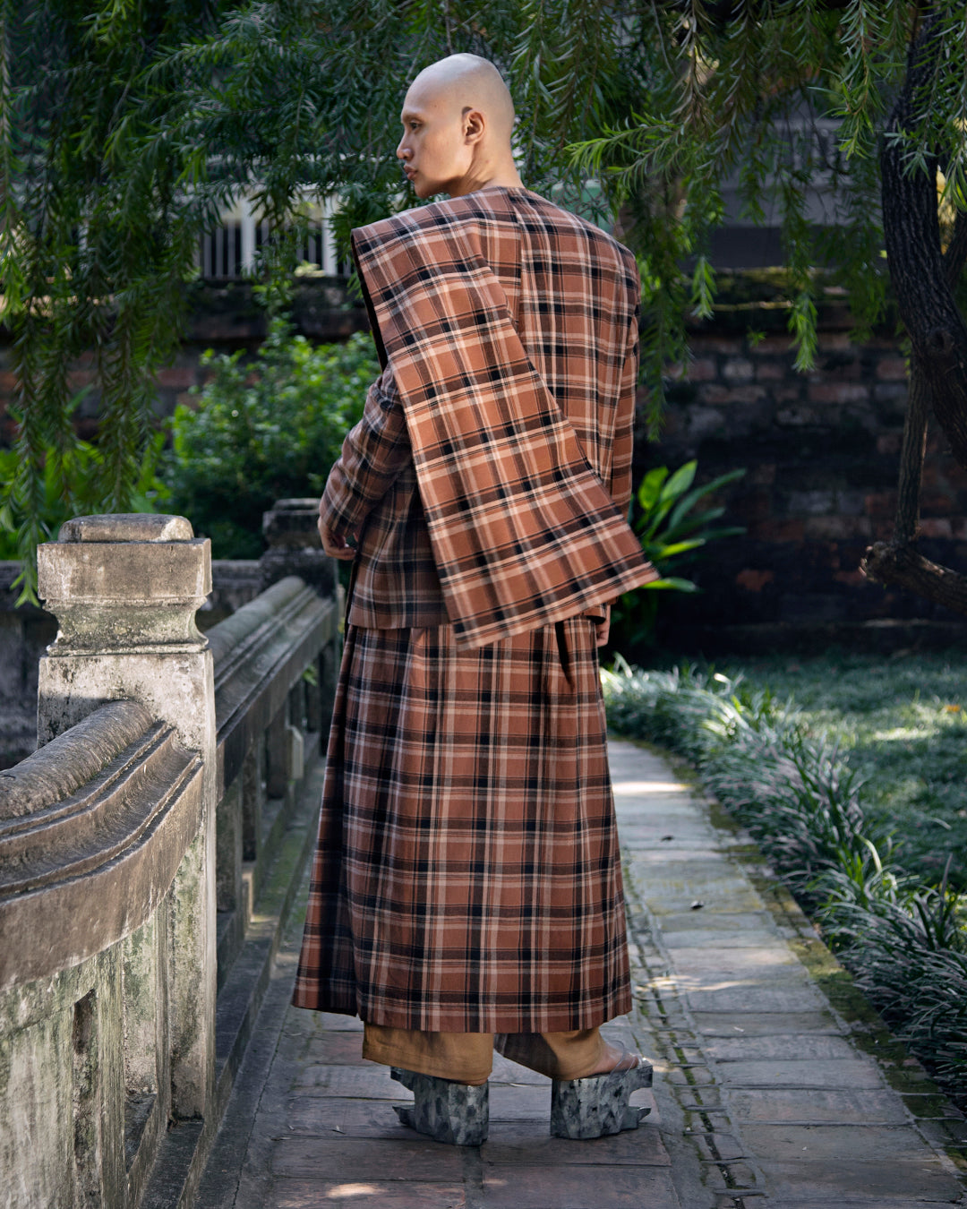 Sut Lapel Selempăng (Brown Pelikat)