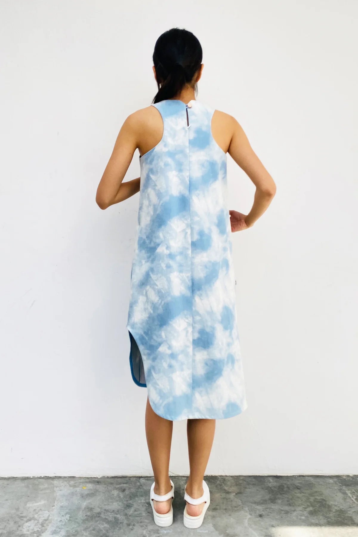 S18 DD03A || CUT IN LIGHT DENIM RIPPLE DRESS