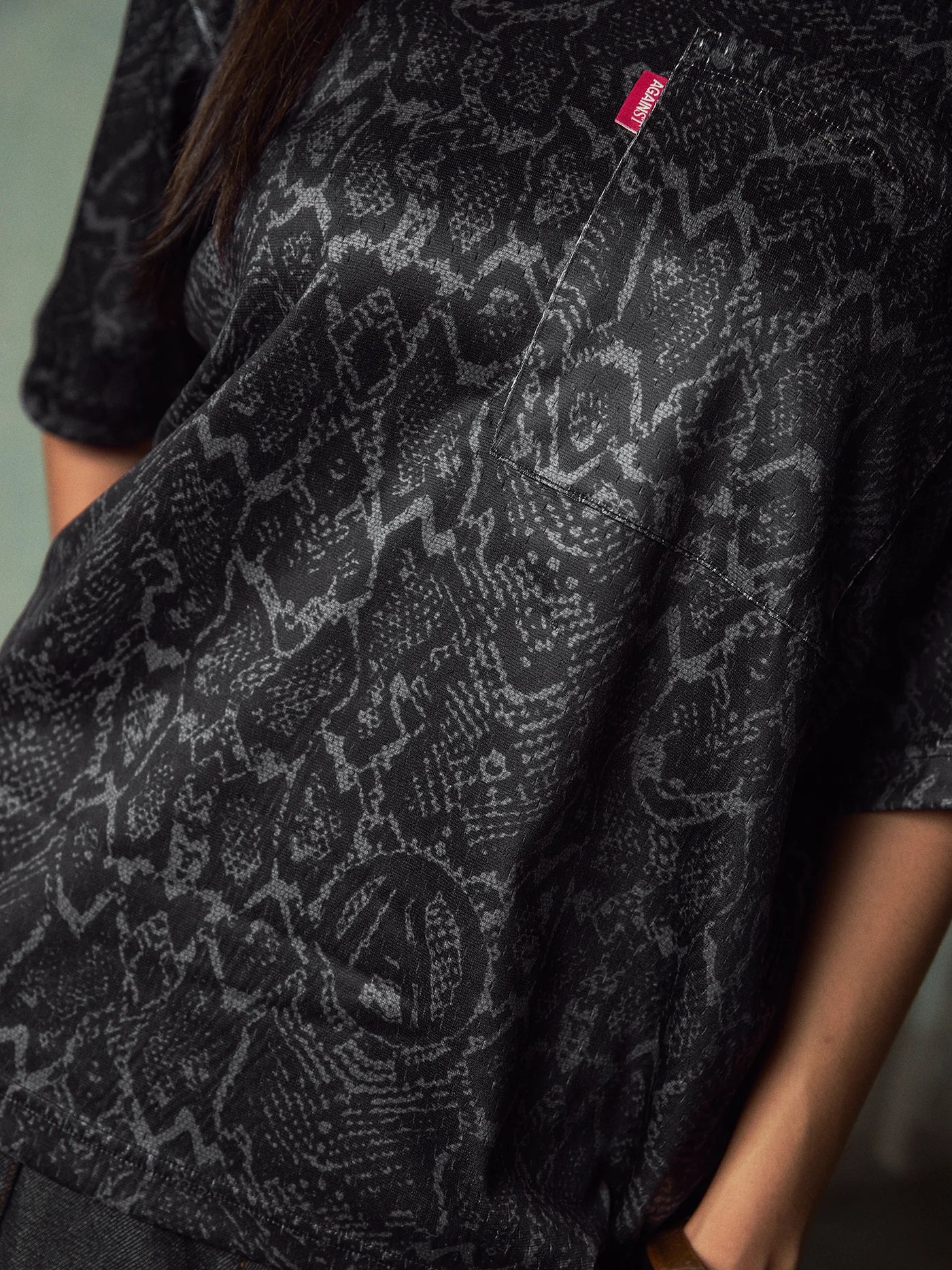 SNAKE SKIN MESH TEE BLACK