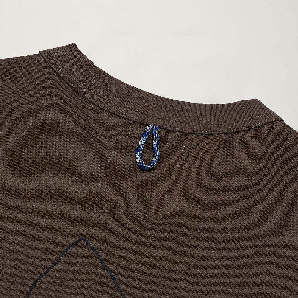 STACKS TEE - DARK BROWN