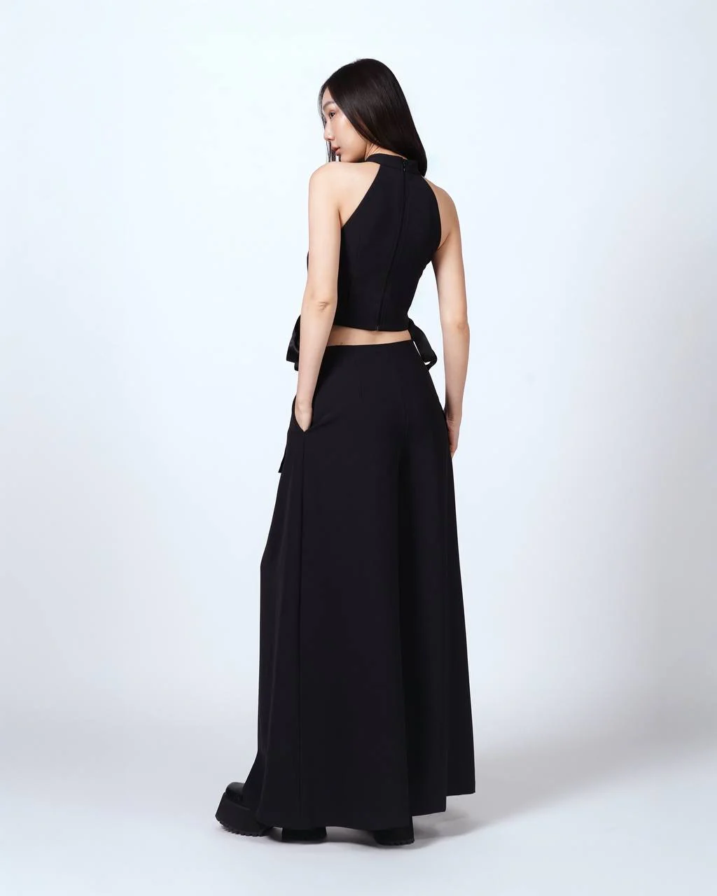 LACE-UP HALTER TOP - BLACK