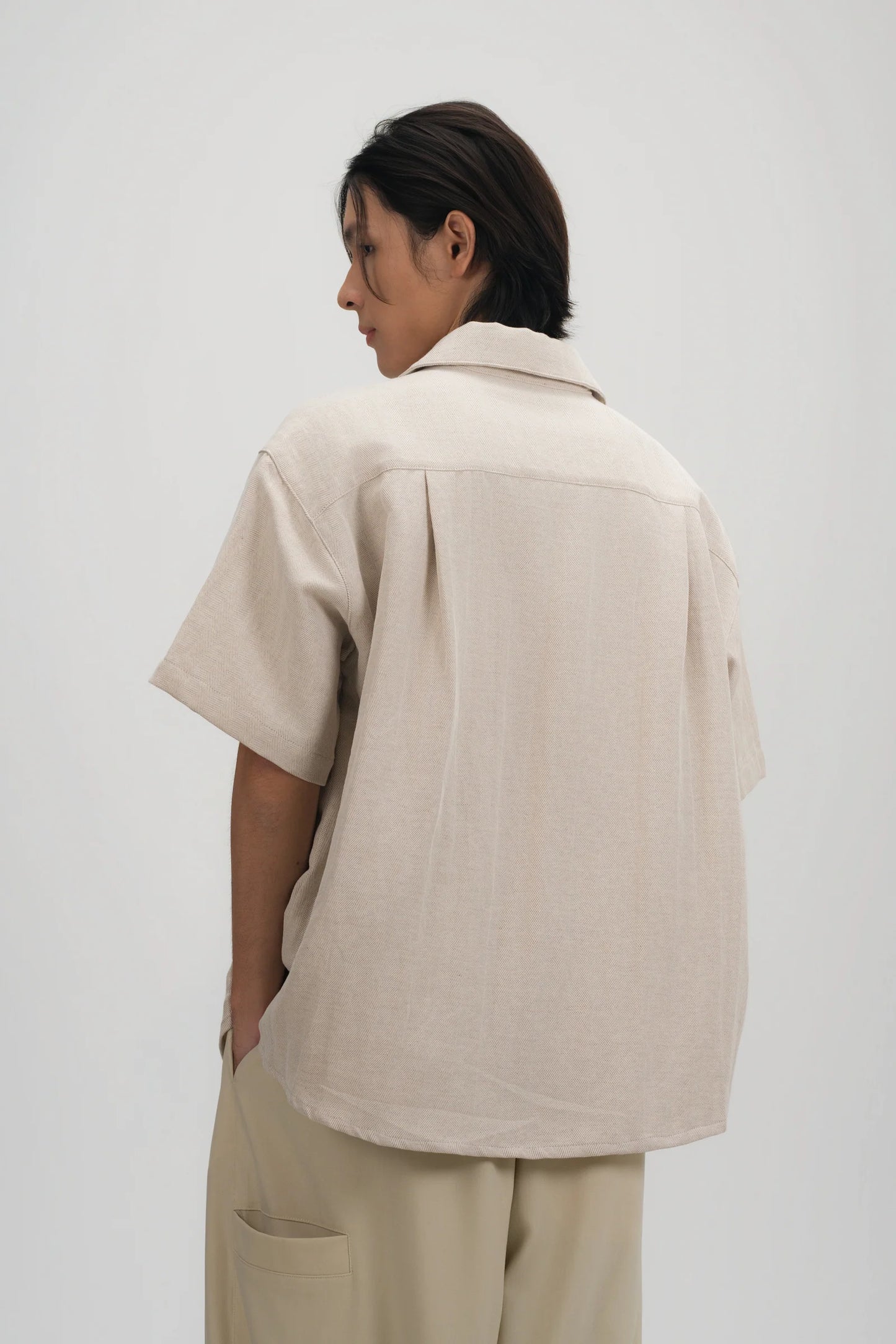 Gender Neutral Drape Neck Short-Sleeve Shirt (Linen Beige)