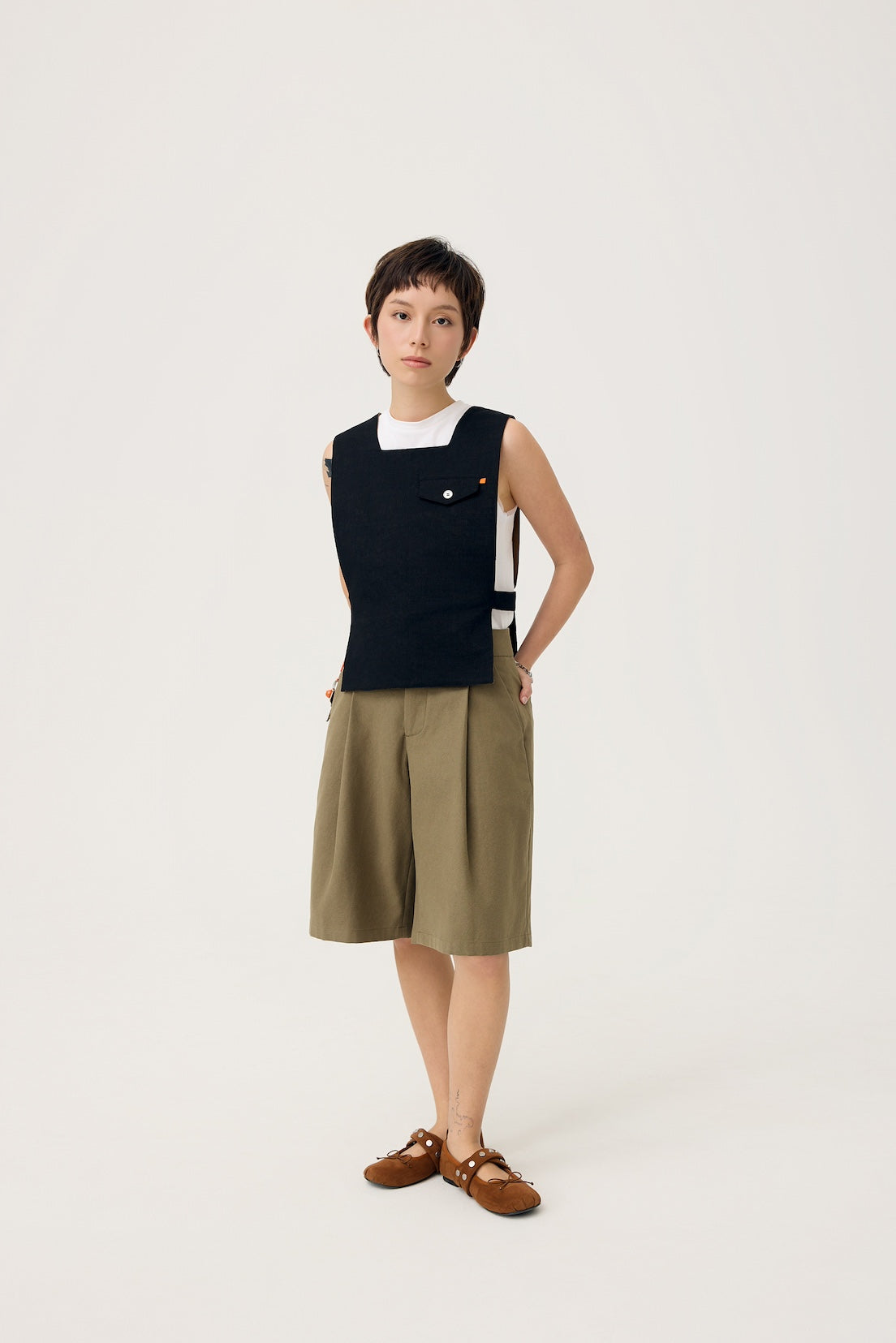 GYAKU 2-WAY REVERSIBLE VEST IN BLACK & CARAMEL