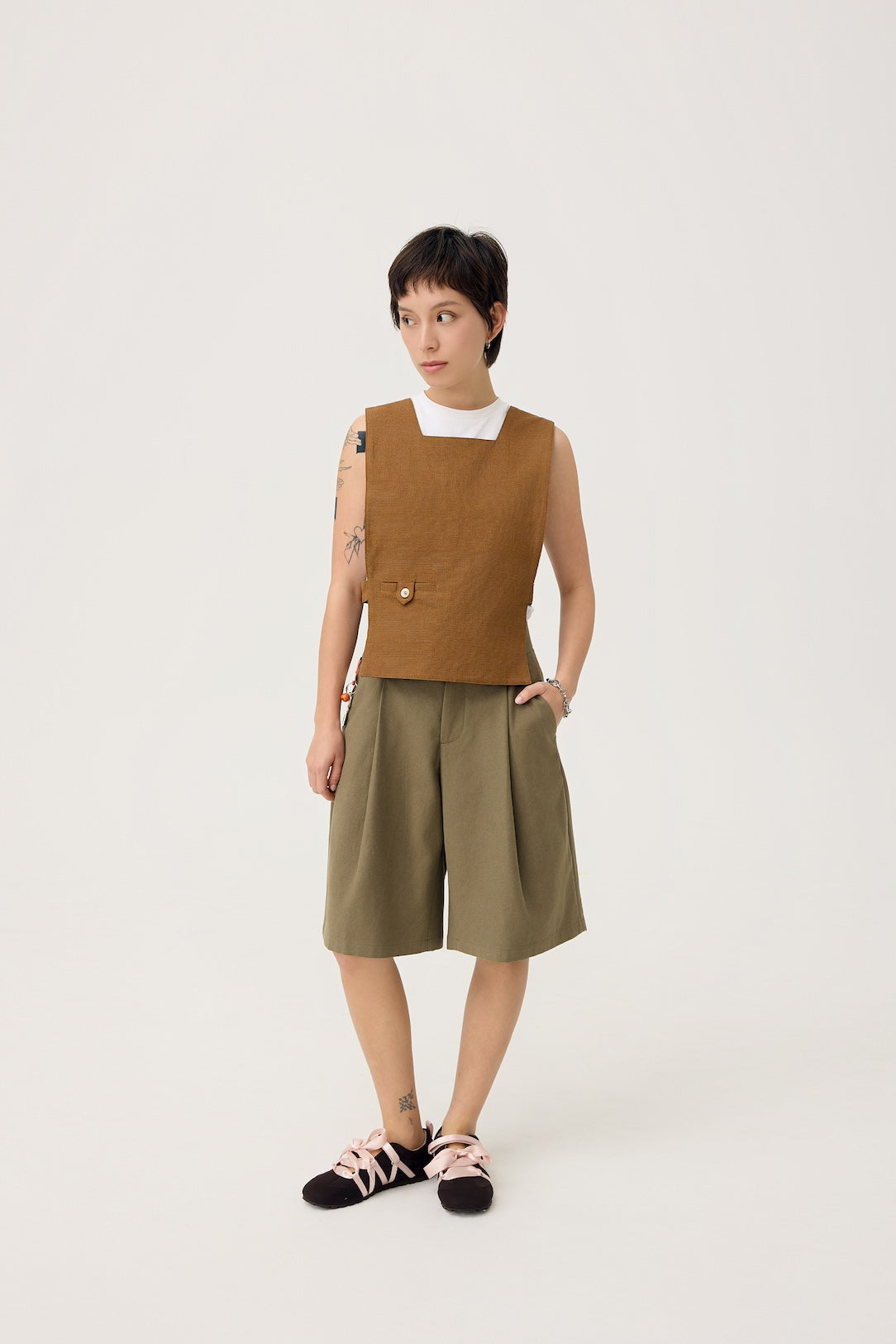 GYAKU 2-WAY REVERSIBLE VEST IN BLACK & CARAMEL
