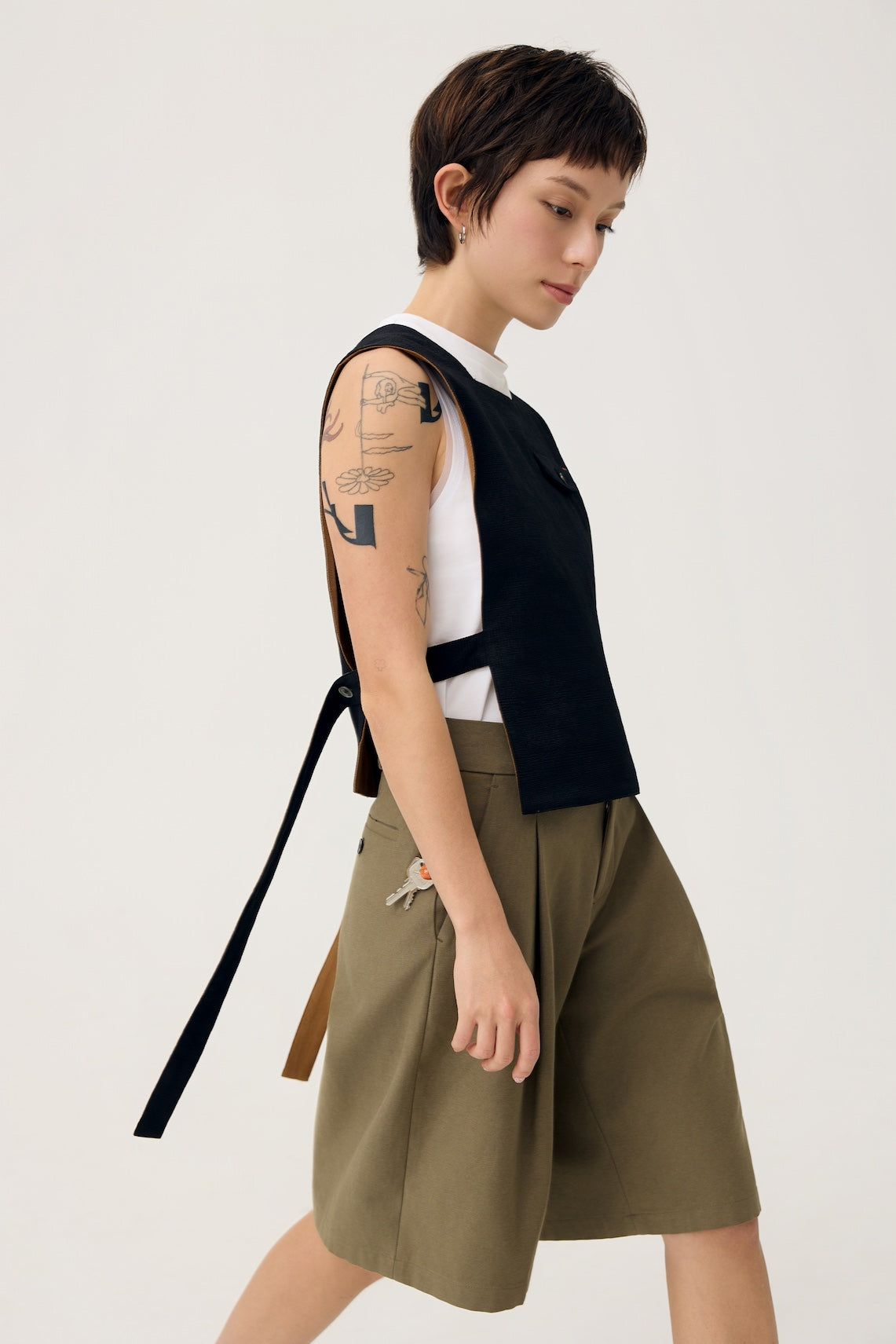 GYAKU 2-WAY REVERSIBLE VEST IN BLACK & CARAMEL