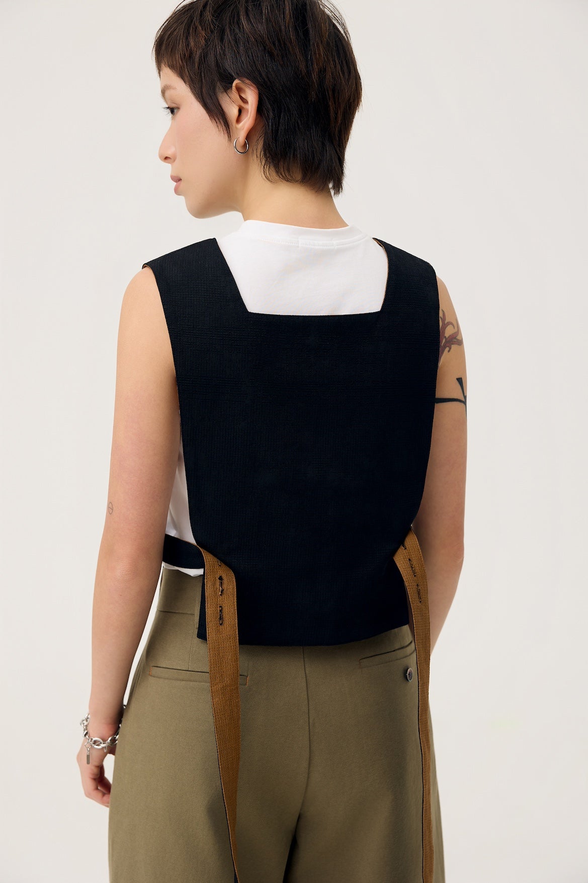 GYAKU 2-WAY REVERSIBLE VEST IN BLACK & CARAMEL