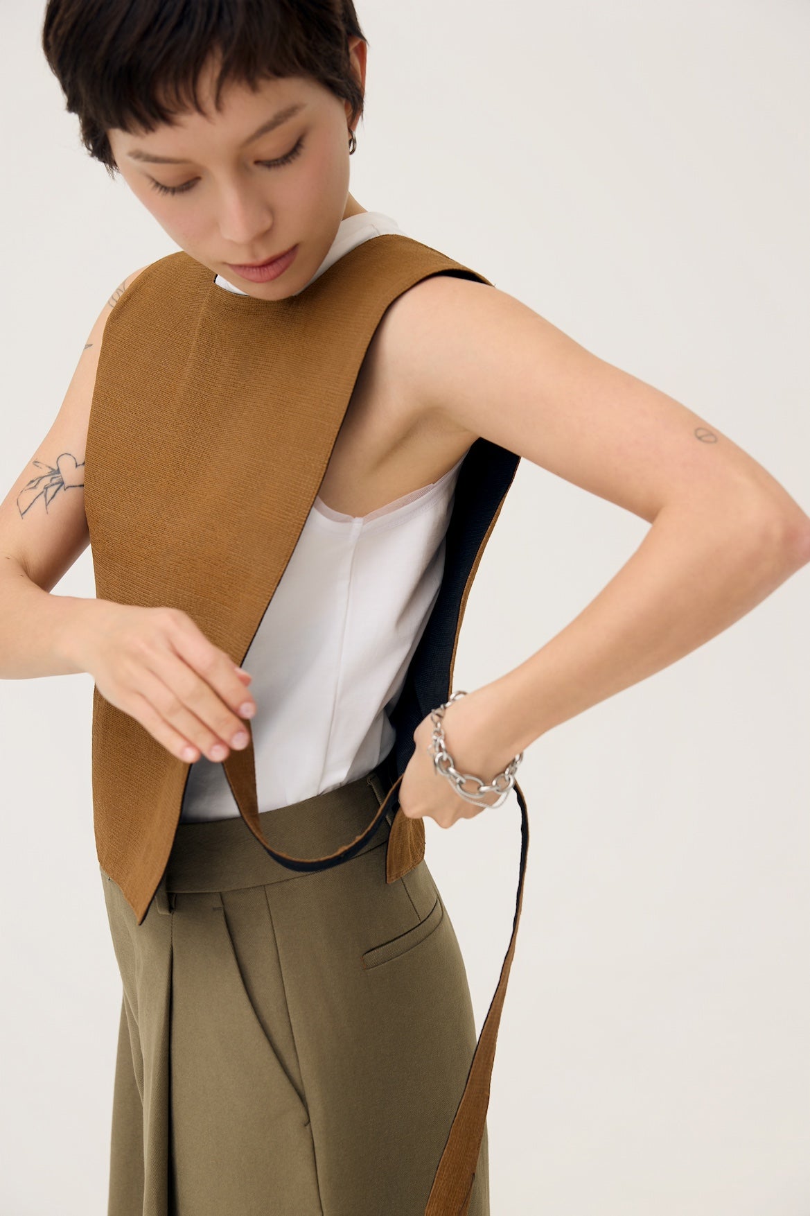 GYAKU 2-WAY REVERSIBLE VEST IN BLACK & CARAMEL