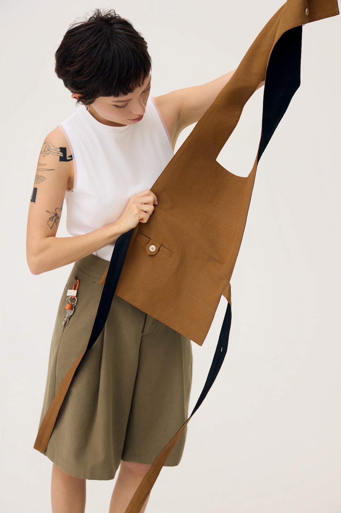 GYAKU 2-WAY REVERSIBLE VEST IN BLACK & CARAMEL