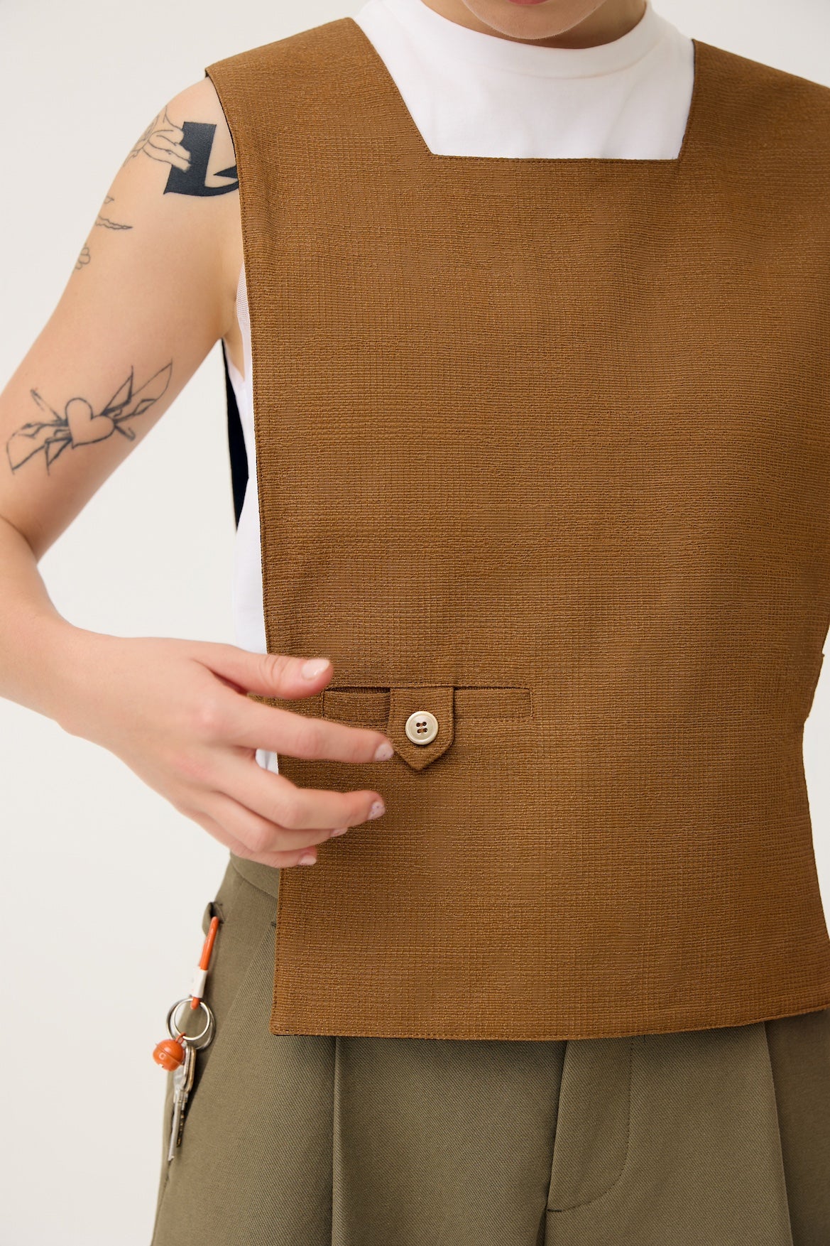 GYAKU 2-WAY REVERSIBLE VEST IN BLACK & CARAMEL