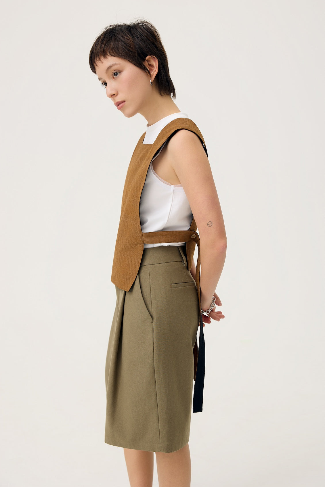 GYAKU 2-WAY REVERSIBLE VEST IN BLACK & CARAMEL