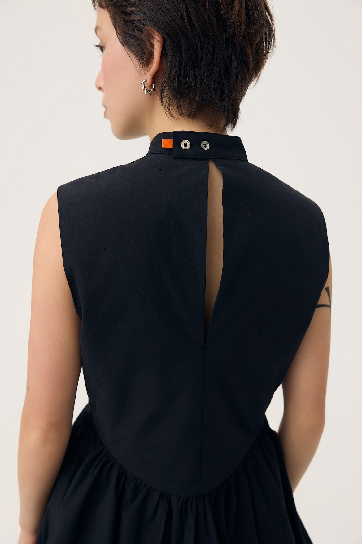 UKABU DRESS IN TONER BLACK