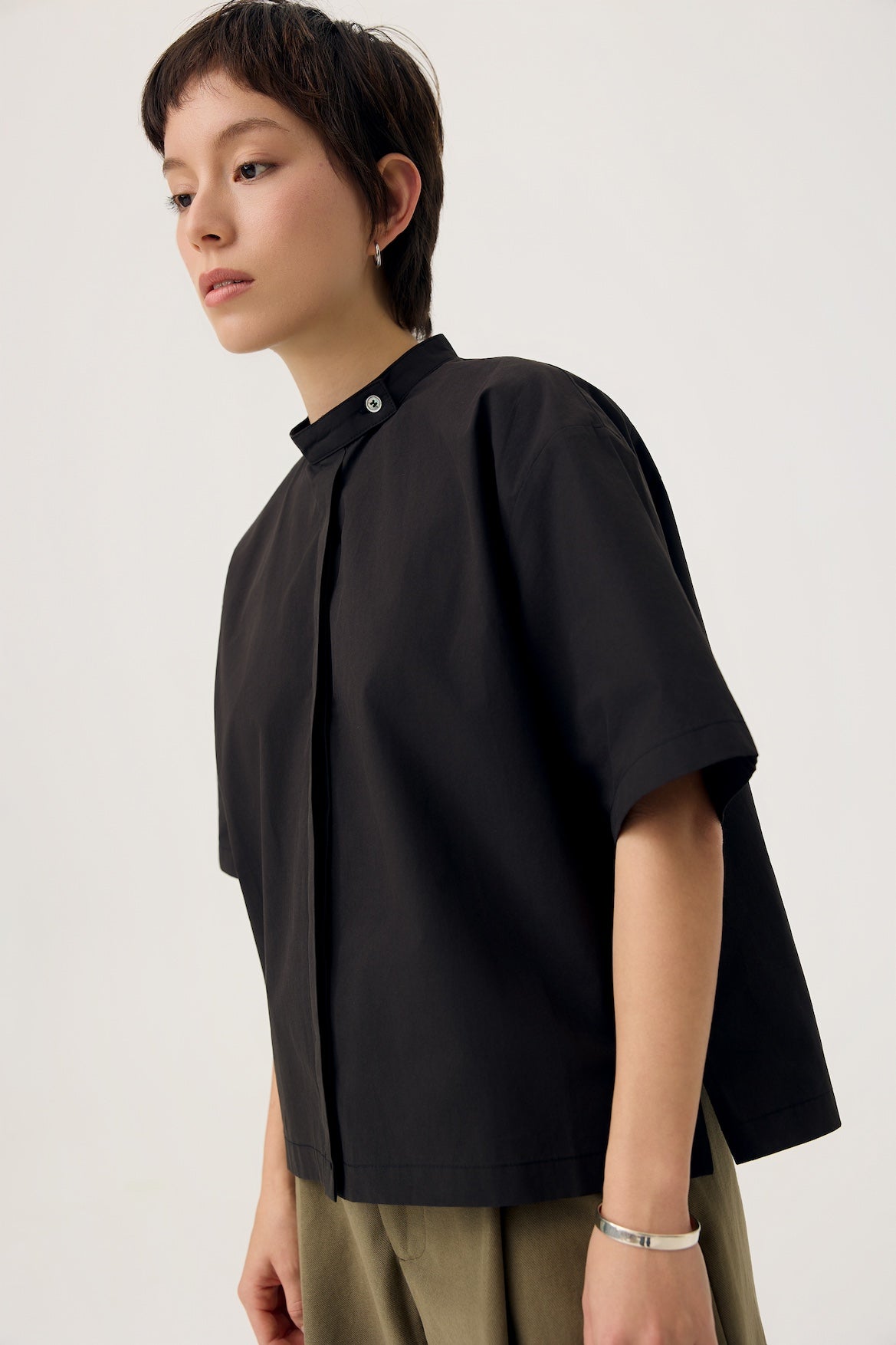 UTSURO CROP SHIRT IN TONER BLACK