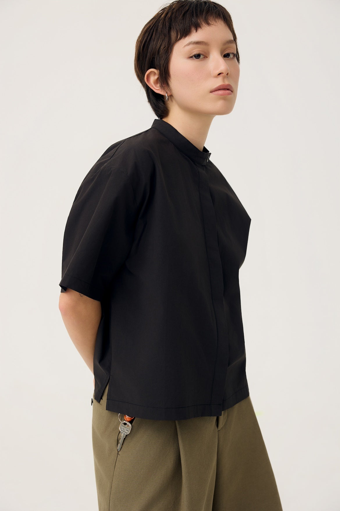 UTSURO CROP SHIRT IN TONER BLACK