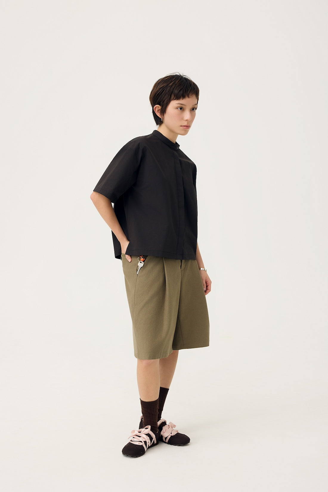 UTSURO CROP SHIRT IN TONER BLACK