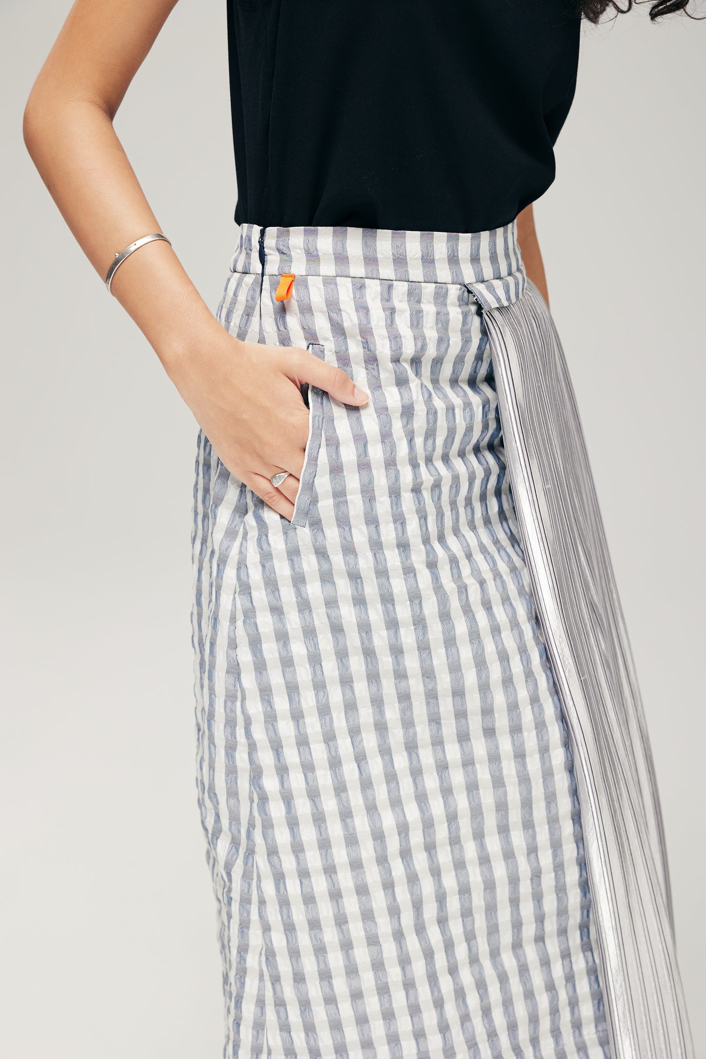 HANNEI 2-WAY SKIRT IN SILVER SEERSUCKER