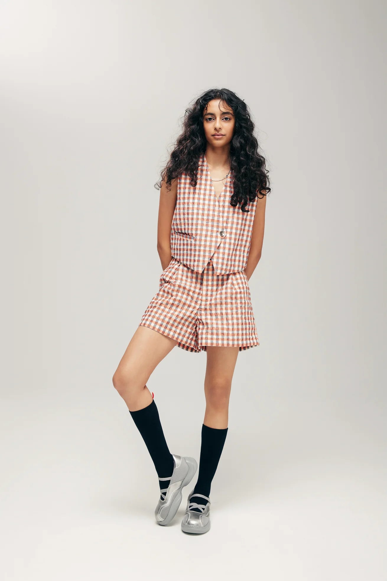 KAGAMI REVERSIBLE VEST IN ORANGE METALLIC SEERSUCKER & WHITE