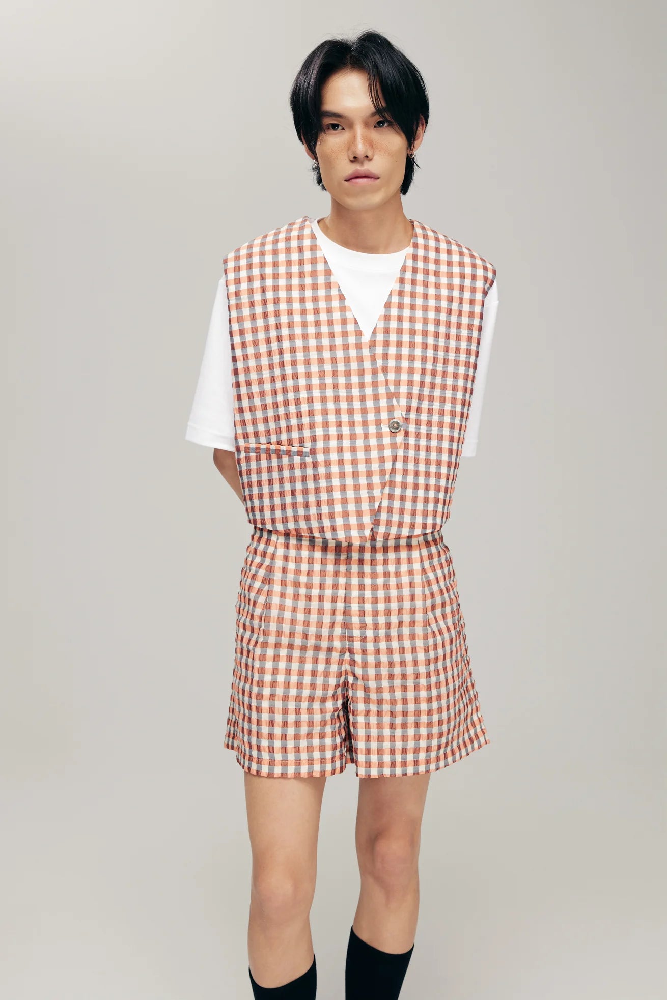 KAGAMI REVERSIBLE VEST IN ORANGE METALLIC SEERSUCKER & WHITE