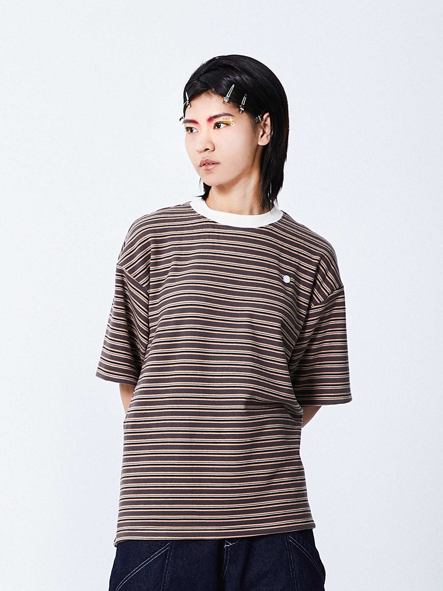 COZY STRIPES EMBLEM TEE | BROWN