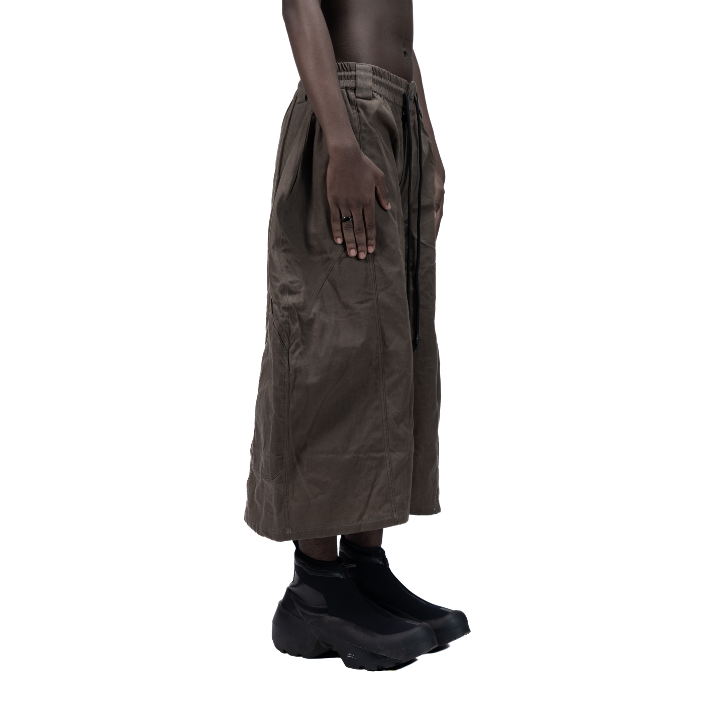 SPLIT CURVE JORTS - BROWN