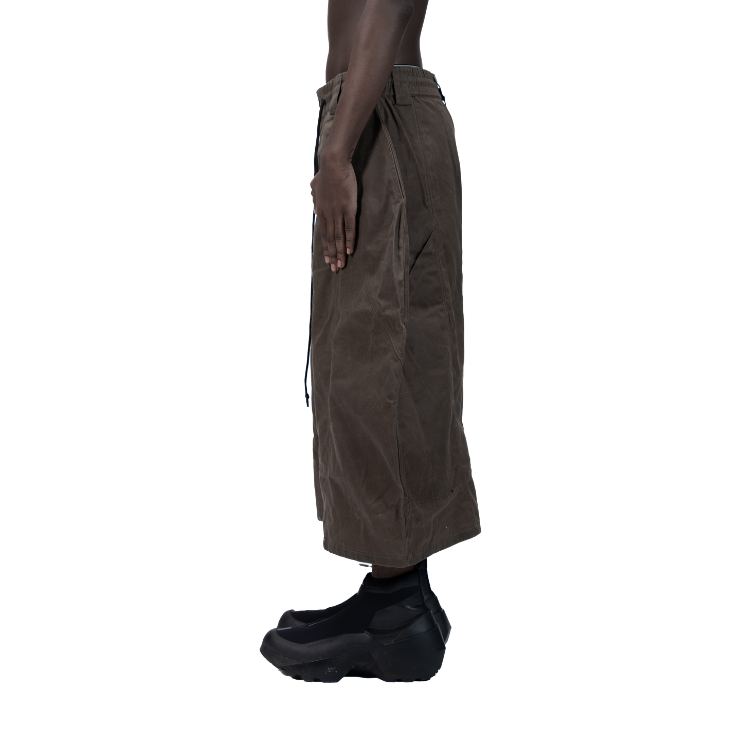 SPLIT CURVE JORTS - BROWN