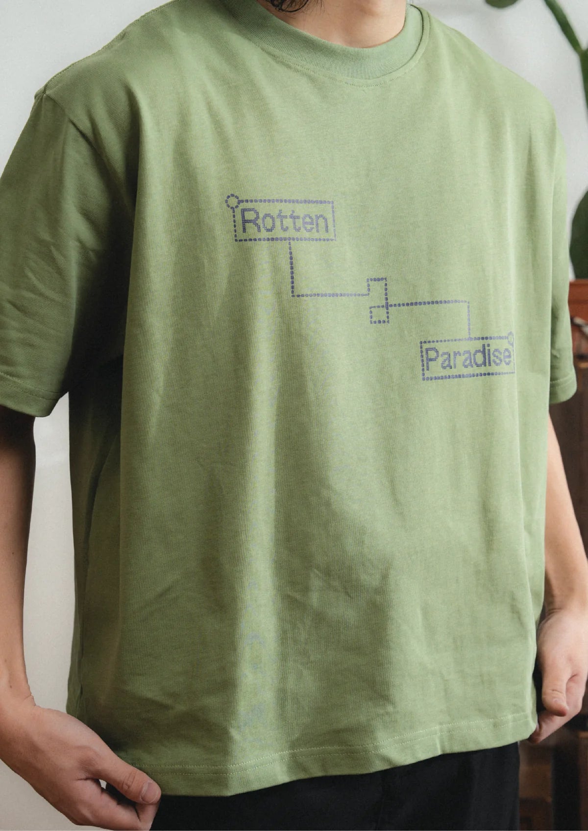 FREQUENCY CROPPED TEE IN GREEN