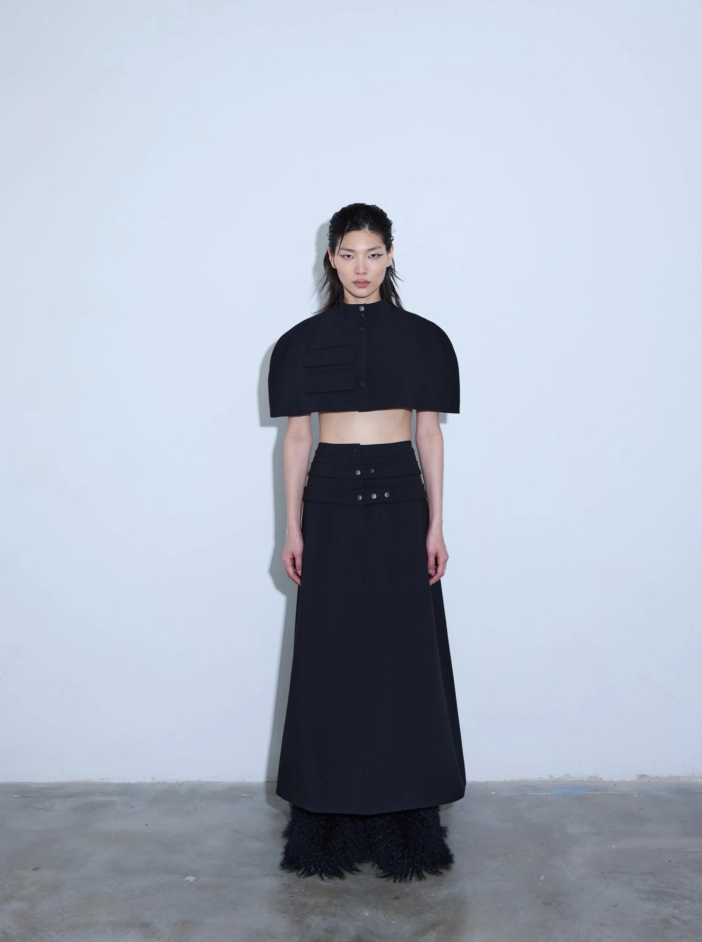 Akkordi Doubled Pocket Cape Top In Black