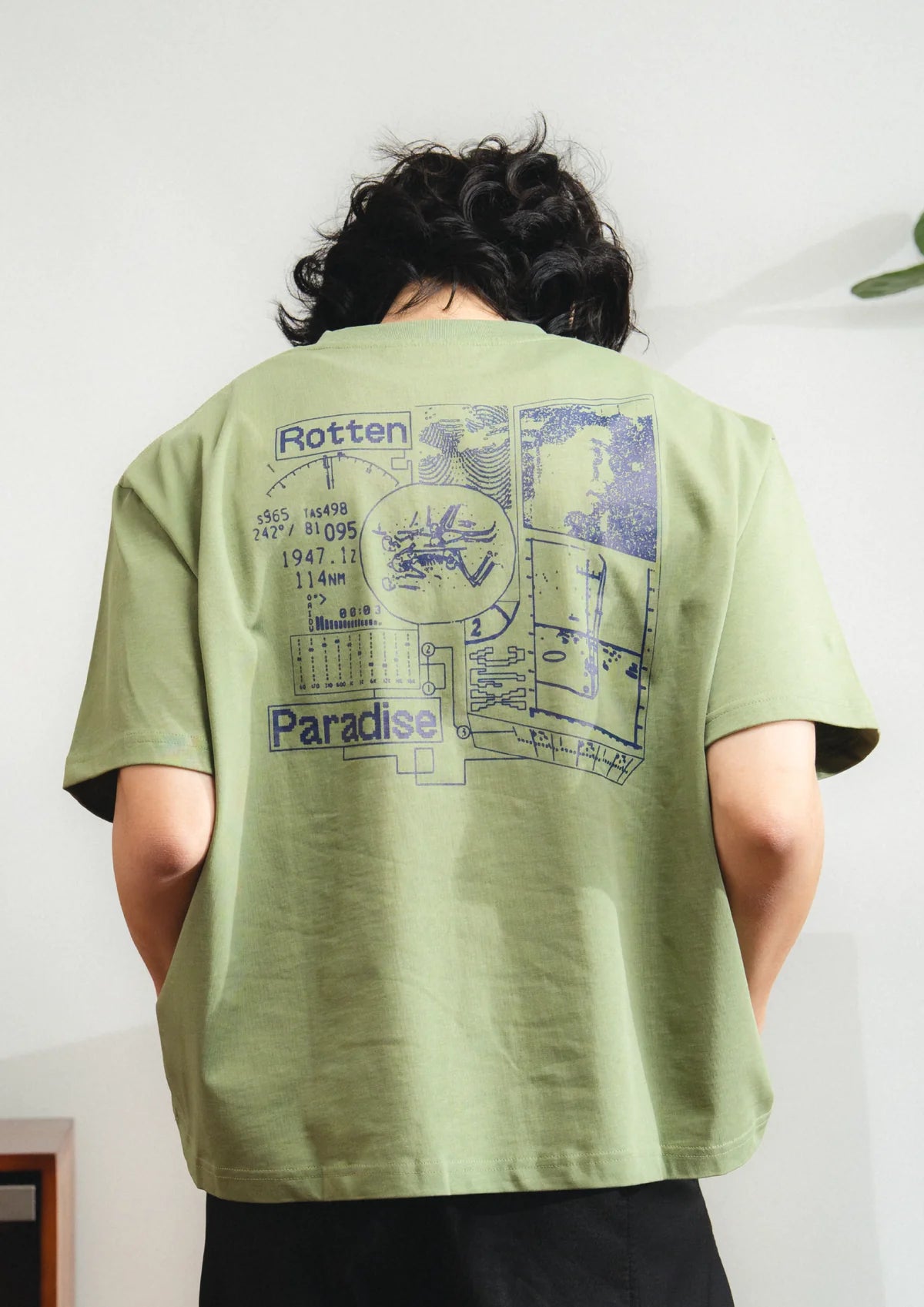 FREQUENCY CROPPED TEE IN GREEN
